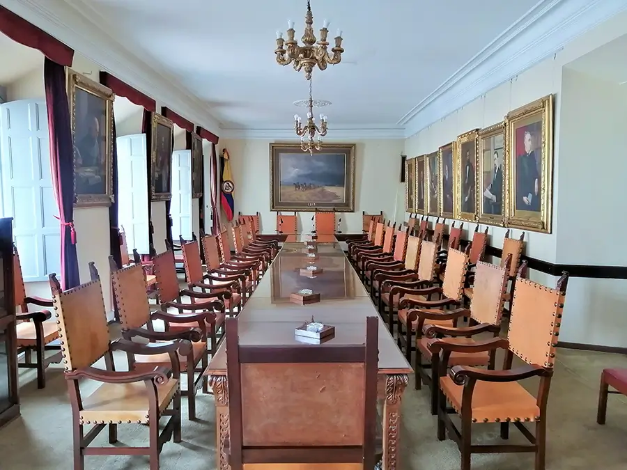 Sala principal de sesiones y juntas de la Academia Colombiana de Historia en Bogotá.